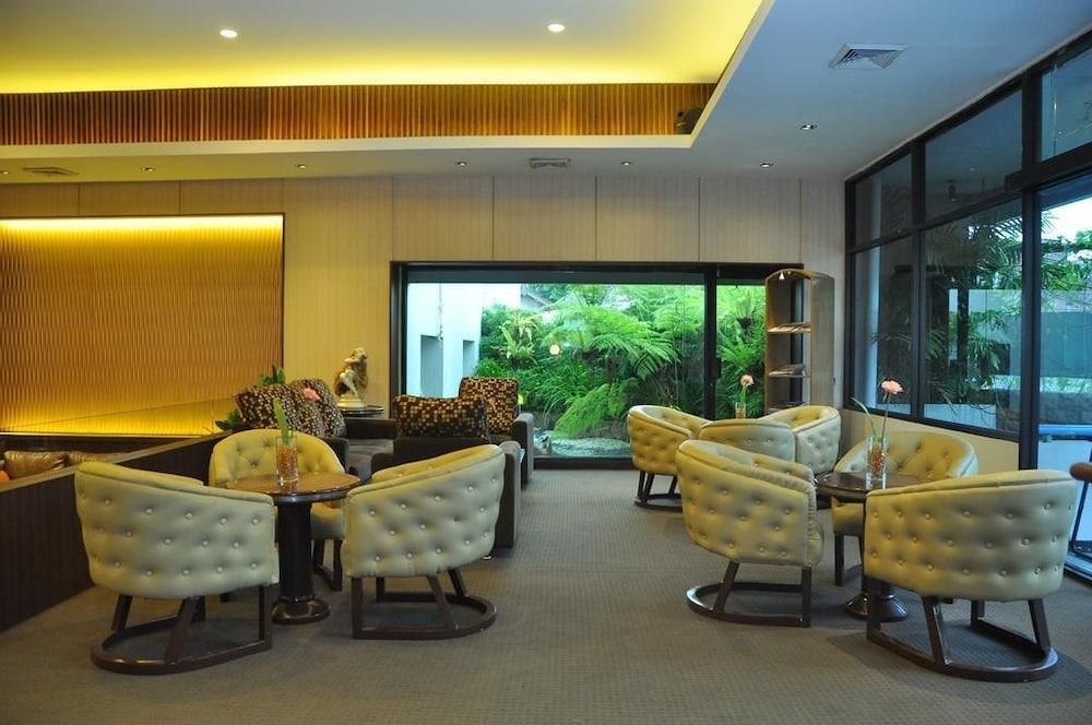 Lux Tychi Hotel Malang Exterior photo